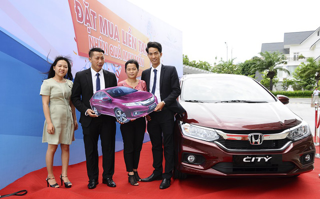 Chị Nguyễn Thị Châu (thứ hai từ phải sang) nhận thưởng ô tô Honda City.